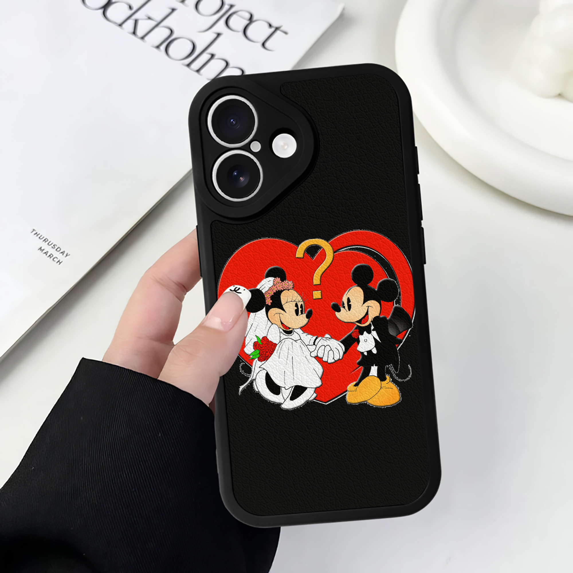 （画像用） ミッキーマウス Mickey Mouse 【iPhone 16シリーズ対応】シリコンスマホケース（レザー調） 材質：シリコン